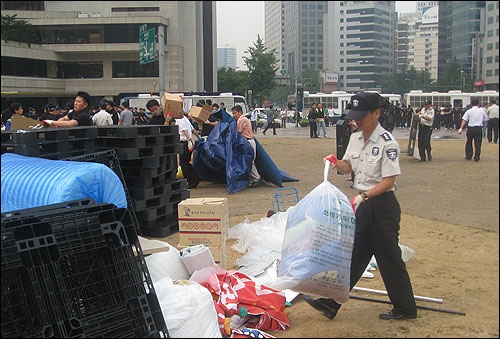 서울시청과 용역 직원 70여명이 28일 오전 서울광장에 설치돼 있던 천막과 집기 등을 철거하고 있다.  