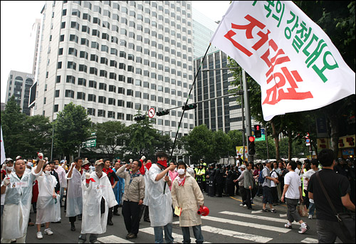  28일 오후 전대협 깃발에 모인 500여명의 시민들이 서울시청을 출발, 청계천을 거쳐 종로구청 방향으로 행진하고 있다.
