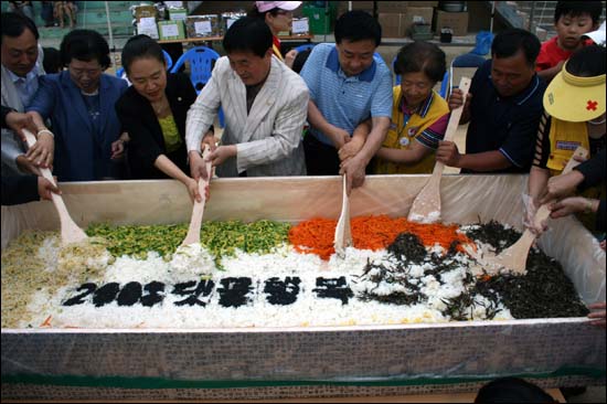 정갈하게 준비되어  있던 각종 비빔밥의 재료들이 서서히 하나가 되고 있다.  