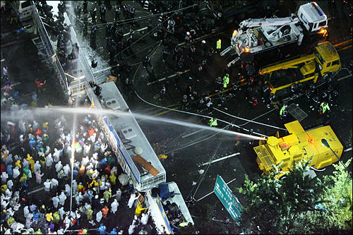 28일 밤 서울시의회 앞에서 청와대로 진출을 시도하려는 촛불시위대에 경찰이 물대포 살수를 멈추지 않자, 시위대도 인근에서 소화전 호스를 동원해 경찰에게 살수하고 있다.