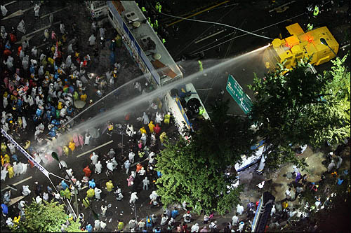 지난해 6월28일 밤, 경찰이 청와대 진출을 시도하려는 촛불시위대에게 물대포를 쏘고 있다. 