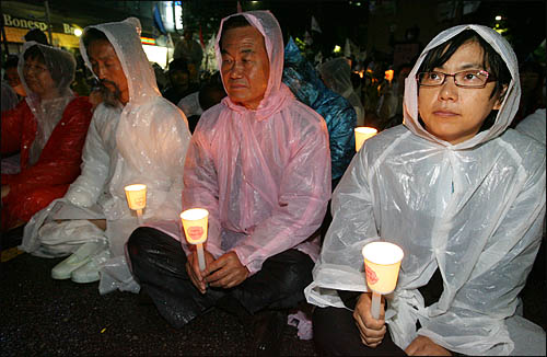 29일 새벽 서울 종로 일대에서 촛불시위대가 밤샘 시위를 벌이고 있는 가운데 민주노동당 이정희 강기갑 의원, 천영세 대표도 대열 선두에서 촛불을 들고 있다.