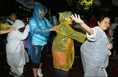 29일 새벽 서울 종로 일대에서 밤샘 시위를 벌이고 있는 촛불시위대가 아리랑 등 노래를 부르며 기차놀이를 하고 있다. 