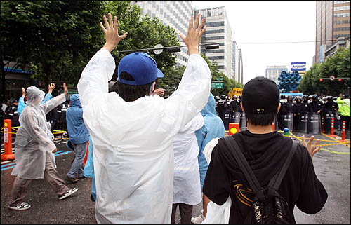 29일 새벽 서울 종로 일대에서 밤샘 시위를 벌인 촛불시위대가 자진해산하며 후퇴하는 경찰들에게 손을 흔들며 인사하고 있다.