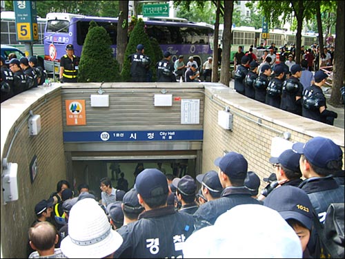  29일 경찰은 촛불집회를 원천 봉쇄하기 위해 청계광장과 서울광장으로 통하는 지하철 출구를 막고 시민들의 통행을 제한하고 있다.