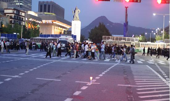 [광화문 사거리 현장 취재] 300여 명의 시민들이 신호가 바뀔때 마다 촛불을 들고 횡단보도를 건너는 준법투쟁으로 정부에 항의하고 있다.