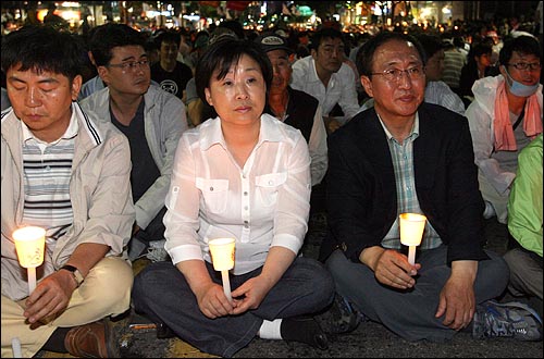 진보신당 심상정, 노회찬 공동대표가 종각 네거리에서 시민들과 함께 연좌시위를 벌이고 있다.