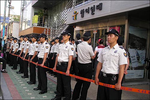 경찰은 30일 새벽 광우병국민대책회의 사무실을 압수수색했다.