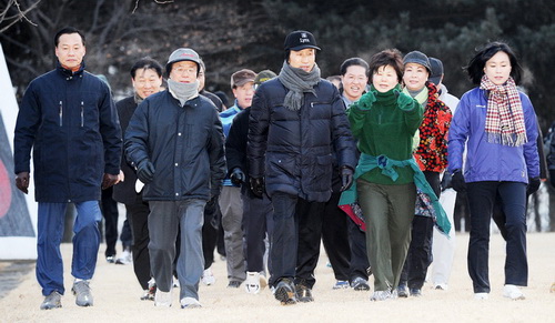 여성 각료들의 아쉬운 낙마 박은경, 이춘호, 박미석 국무위원 내정자들과 이명박 대통령 당선자가 아침 산책을 하고 있다.