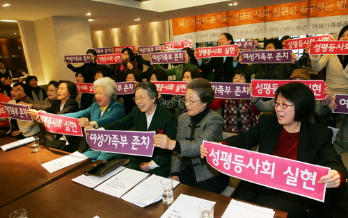 여성들이 지켜낸 ‘여성부’ 1월 22일 여성가족부 존치와 성평등 사회 실현을 촉구하는 범시민 서명운동 선포 기자회견이 열린 서울 프레스센터에서 참가자들이 구호를 외치고 있다. 