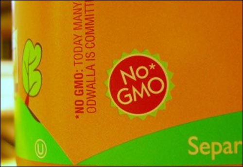  유전자조작 농산물 사용하지 않았다고 표기한 한 주스회사의 제품. 유기농을 취급하는 회사를 중심으로 이런 표기를 하고 있다.