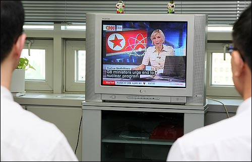 외교부 북핵협상과 직원들이 27일 오후 서울 세종로 외교부청사에서 CNN-TV를 지켜보며 북한의 영변 원자로의 냉각탑을 폭파 소식을 기다리고 있다.