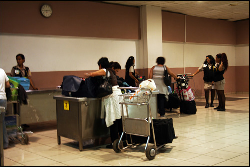 쿠바 공항에서는 탑승자들이 출구로 빠져나가기 전 모든 짐 검사를 빠짐없이 한다. 