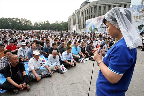 천주교정의구현전국사제단이 주최하는 '국민존엄 선언과 국가권력 회개를 촉구하는 시국미사'가 30일 오후 서울시청앞 광장에서 신부와 수녀, 일반 시민들이 참석한 가운데 열리고 있다.