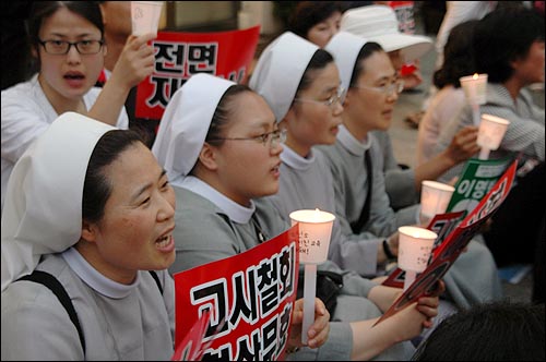  30일 부산 서면에서 열린 촛불집회에는 수녀들도 참석해 촛불을 들었다. 