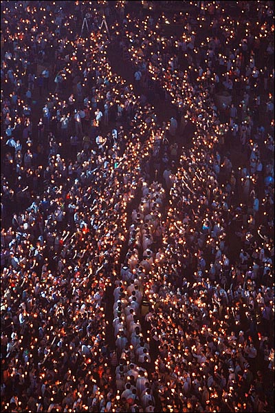 30일 밤 서울시청앞 광장에서 비상 시국미사를 주최한 천주교정의구현사제단이 촛불을 든 시민들이 만든 '촛불길'을 따라 나가며 가두행진을 시작하고 있다.