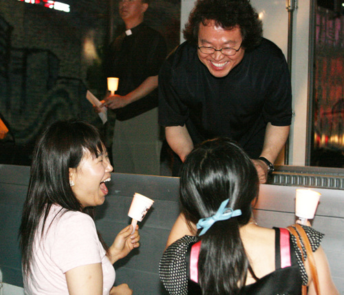 김인국신부님을 만난 소녀들이 파안대소를 하면서 웃고있다.