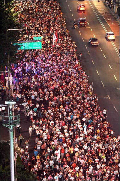 1일 밤 서울시청앞 광장에서 열린 천주교정의구현전국사제단 주최 시국미사에 참석한 신부, 수녀 및 시민들이 촛불을 들고 명동앞을 지나 을지로 입구 네거리로 행진하고 있다.