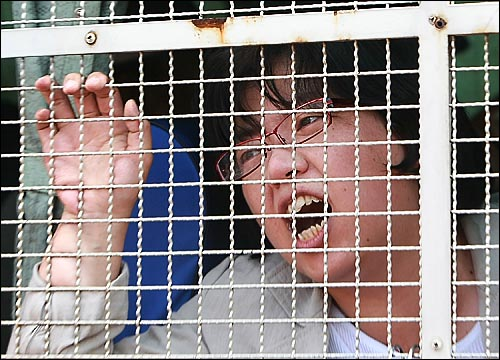 지난 6월 25일 강제연행되는 시민과 미성년자를 보고 이를 제지하기 위해 달려든 이정희 의원이 강제로 경찰버스에 실렸다.