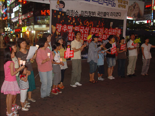  바위처럼 노래를 부르는 안양YMCA 실무자들과 생협 회원들