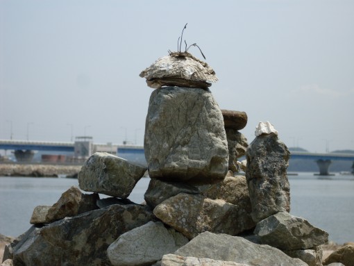 목섬 주변에는 관광객들의 소망을 담은 돌탑이 많다. 선재대교를 바라보고 있는 돌탑이 인상적이다.