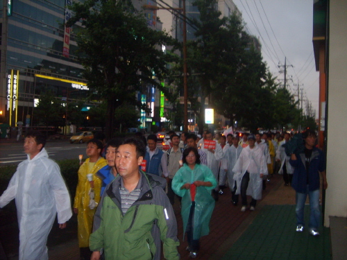  울산 롯데백화점 광장에서 촛불집회를 마친 노동자 시민이 한나라당 당사로 향하고 있다