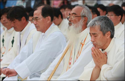  천주교정의구현사제단 신부님들이 상처받은 국민들을 위해 기도하고 있습니다.