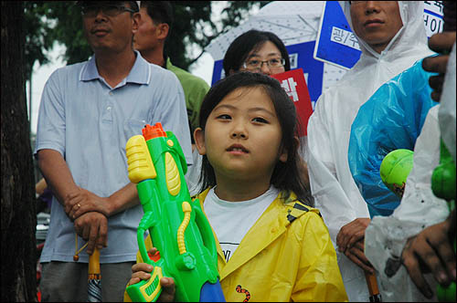 경찰에 따르면 소환장을 발부받은 김모씨는 이 초등학생에게 장난감 물총을 쏘게 해 공무집행을 방해한 혐의를 받고 있다.(지난달 29일 한나라당 광주시당 앞에서 먹물이 든 장난감 물총을 들고 있는 어린이)  