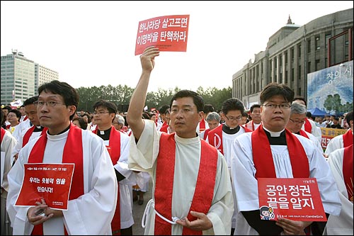  국민존중 선언과 평화집회 보장을 위한 기독교 시국기도회가 3일 오후 서울시청앞 광장에서 한국기독교교회협의회 정의평화위원회, 광우병 기독교대책회의 주최로 열리고 있다.