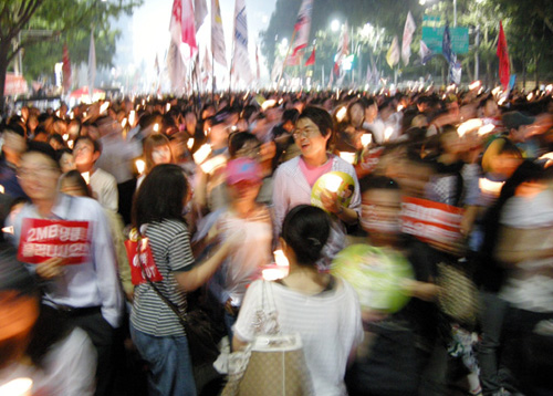 2008년 6월 10일 서울광장에서 광화문으로 향하는 촛불시민들이 감격해 하는 모습