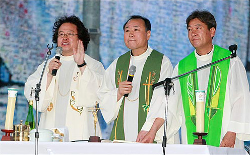천주교정의구현사제단 신부님들이 촛불미사 진행에 앞서 공고사항을 말하고 있다