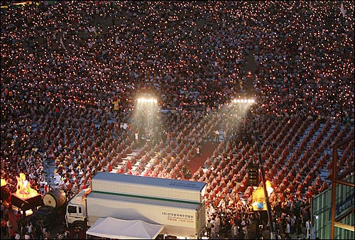 스님과 시민들이 4일 저녁 서울 시청 앞 광장에서 열린 '국민주권 수호와 권력의 참회를 위한 시국법회'에 참석하여 미국산 쇠고기 장관고시 철회와 전면 재협상을 요구하며 법회를 드리고 있다.