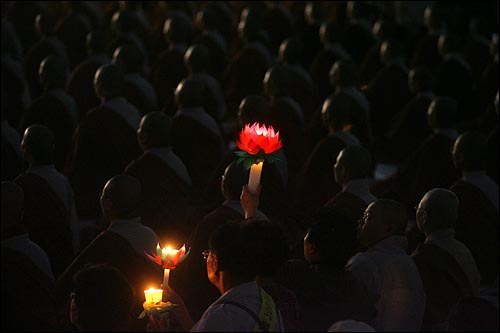 4일 저녁 서울시청앞 광장에서 열린 '국민주권 수호와 권력의 참회를 위한 시국법회'에서 불자들이 연등으로 감싼 촛불을 들고 있다.