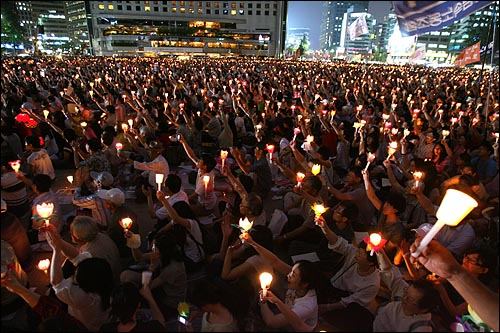 4일 저녁 서울시청앞 광장에서 열린 '국민주권 수호와 권력의 참회를 위한 시국법회'에서 불자와 일반시민들이 촛불을 높이 들고 있다.