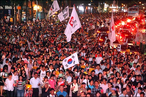 4일 저녁 서울시청앞 광장에서 열린 '국민주권 수호와 권력의 참회를 위한 시국법회'에 참석했던 스님, 불자, 일반시민들이 촛불과 연등을 들고 거리행진을 벌이고 있다.