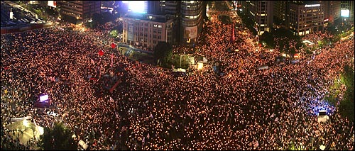  2008년 6월 10일 저녁 '미국산쇠고기 수입 전면 재협상 촉구 및 국민무시 이명박 정권 심판 100만 촛불대행진'에 참석한 수십만명의 시민들이 세종로네거리, 청계광장, 태평로, 서울시청앞 광장을 가득 메우고 있다. 