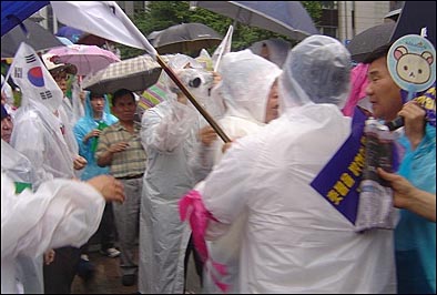5일 오후 5시 서울 청계광장에서는 촛불집회 반대단체 회원들과 촛불집회 참가자들 사이에 몸싸움이 벌어지기도 했다.