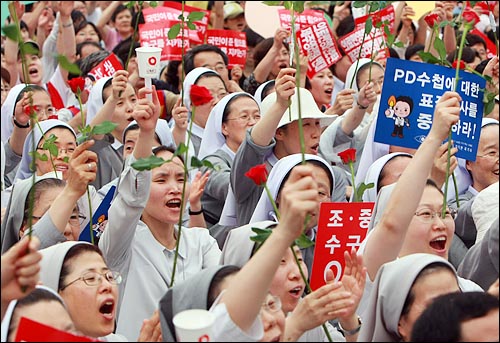 수녀들이 5일 오후 서울 시청 앞 광장에서 열린 '국민승리선언 범국민촛불대행진'에 참석하여 미국산 쇠고기 장관고시 철회와 전면 재협상을 요구하며 구호를 외치고 있다.