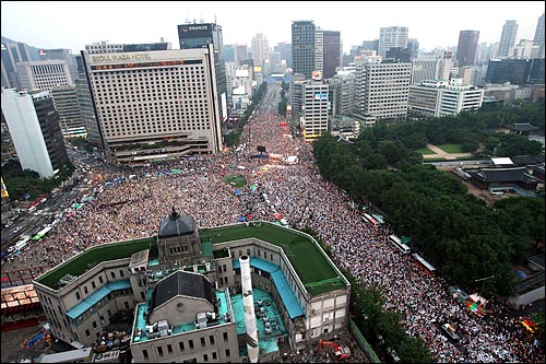지난 7월 5일 서울시청 앞 광장에서는 '국민승리선언 범국민촛불대행진'이 열려 촛불의 큰 몸집을 다시 한 번 과시했다. 