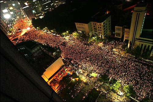 5일 저녁 '국민승리선언 범국민촛불대행진'에 참석한 시민들이 숭례문에서 서울광장을 지나 태평로까지 도로를 가득 메우고 있다.