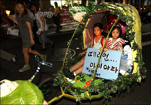 5일 저녁 서울시청앞 광장에서 열린 '국민승리선언 범국민촛불대행진'에 참석했던 대구YMCA회원들이 자전거에 아이들을 태우고 행진 대열에 동참하고 있다.
