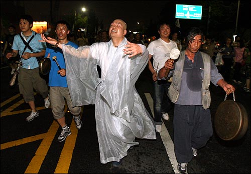5일 저녁 서울시청앞 광장에서 열린 '국민승리선언 범국민촛불대행진'에 참석했던 시민들이 거리행진을 벌이는 가운데, 안국역 부근에서 풍물패 장단에 맞춰 한 스님이 춤을 추고 있다.