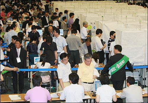 6일 오후 서울 올림픽공원 체조경기장에서 열린 통합민주당 제1차 정기 전국대의원대회에서 대의원들이 줄을 서서 투표를 하고 있다.