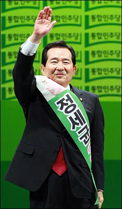 통합민주당 대표로 당선된 정세균 후보가 6일 오후 서울 올림픽공원 체조경기장에서 열린 통합민주당 제1차 정기 전국대의원대회에서 대의원들에게 손을 들어보이며 인사를 하고 있다.