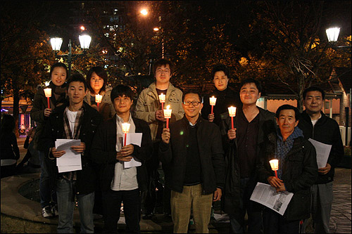 한인 밀집 거주지역인 스트라스필드에서 한인 상가를 중심으로 한국의 상황과 호주교민들이 촛불을 드는 이유를 담은 홍보물을 배포했다.