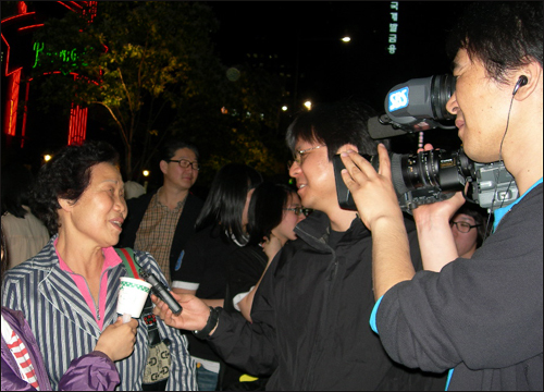 5월 3일 첫촛불집회 참여,SBS인터뷰중인 시어머니