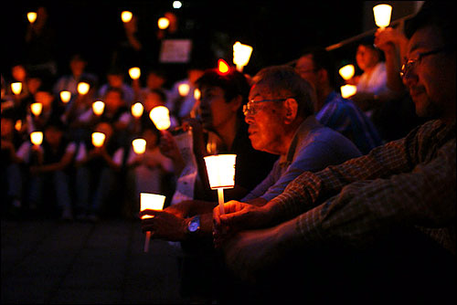성안데레 교회 밖에서 이어진 촛불 집회