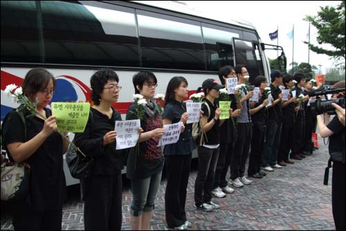 2008년 7월 7일 '대체복무제 도입 재검토' 발언에 항의하는 시민들이 '근조 인권'을 상징하는 검은옷을 입고 국화꽃을 든채 침묵시위를 하고 있다. 