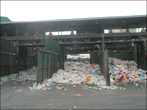 우리집에서 나온 쓰레기는 어디로 갈까. 수거업체를 통해 한꺼번에 거두어진 재활용 쓰레기는 이처럼 선별작업을 거친다.