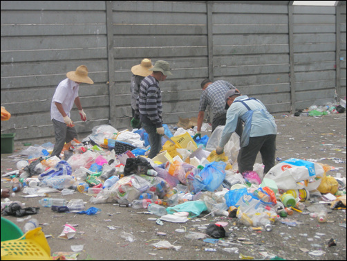 쓰레기 수거·재활용업체인 진미환경 공장에서 직원들이 일하고 있다.